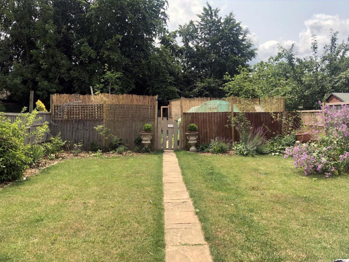 Cosy Garden Log Cabin Salisbury Esterno foto